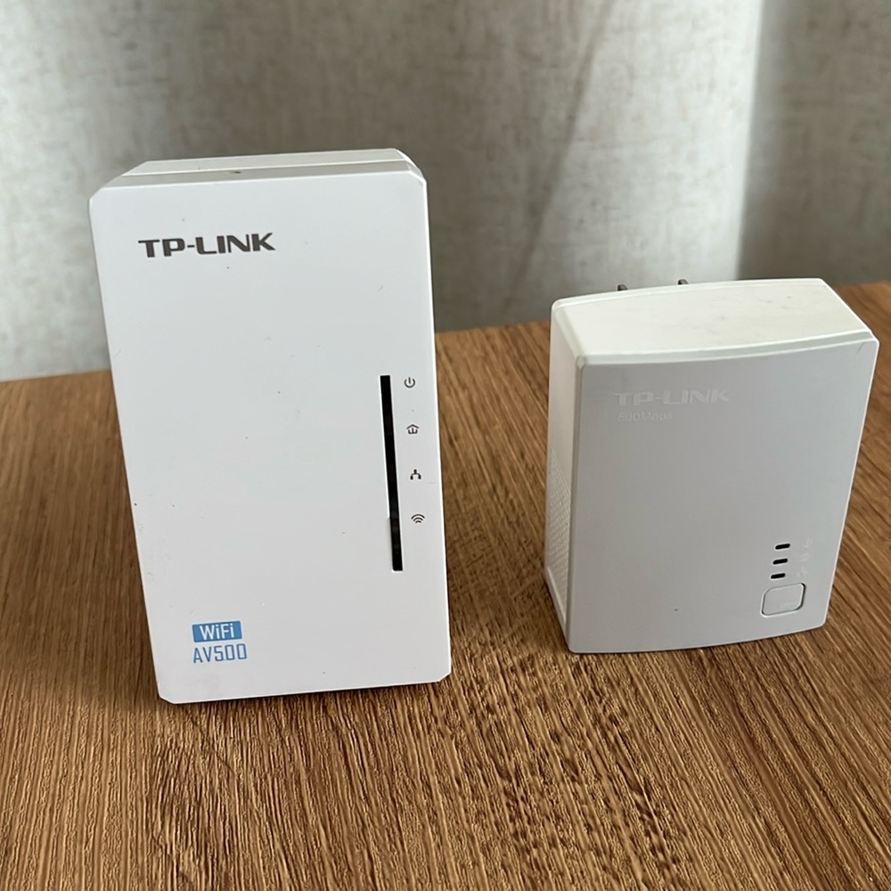 TP-LINK AV500 300Mbps Powerline Wi-Fi Range Extender TL-WPA4220KIT (2 Extenders)
